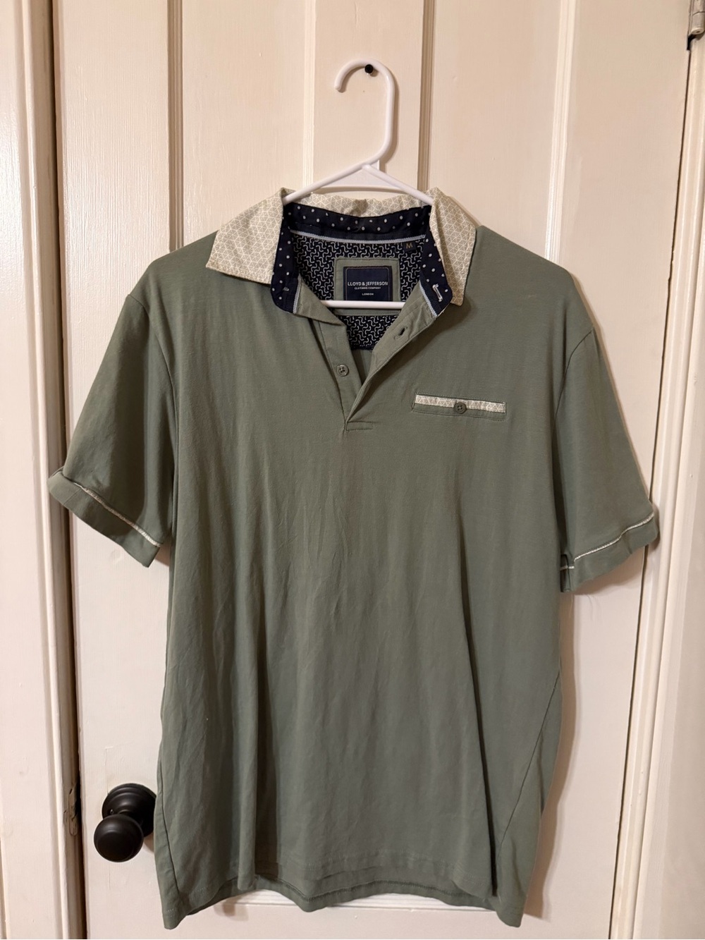Casual Short-Sleeve Olive Polo with Contrast Collar